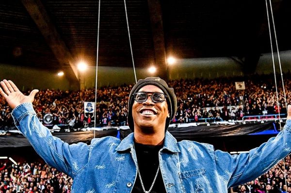  عکس؛ رونالدینیو و حضوری که در بازی پاریسن ژرمن - بارسلونا داشت