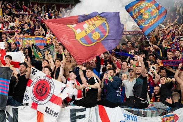 رفتار عجیب و سیاسی هواداران بارسلونا مقابل پاری سن ژرمن
