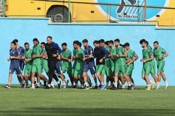 پیکانیها از فرودگاه به محل تمرین رفتند