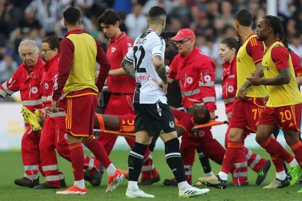 عکس؛ روحیه خوب بازیکن رم در بیمارستان پس از غش کردن درون زمین