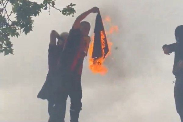  عکس؛ آتش زدن پیراهن عثمان دمبله و خوک عروسکی برای استقبال از او