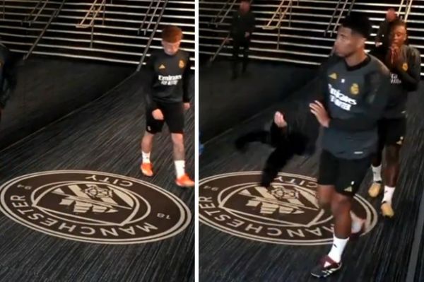  عکس، خودداری بازیکنان رئال مادرید از پا گذاشتن روی آرم منچسترسیتی