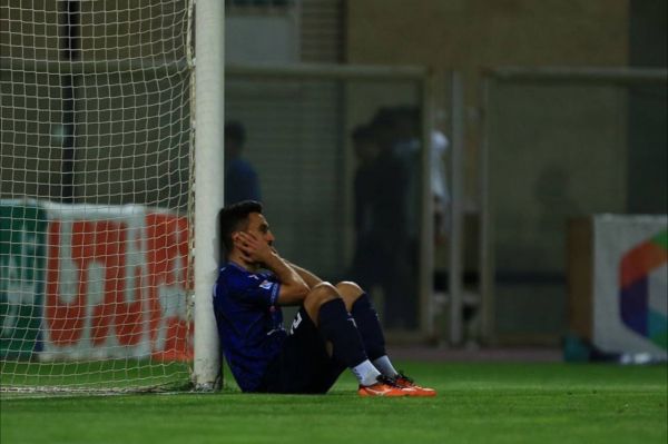 بهتزده و حسرت به دل؛ گلگهر نای بلند شدن نداشت عکس