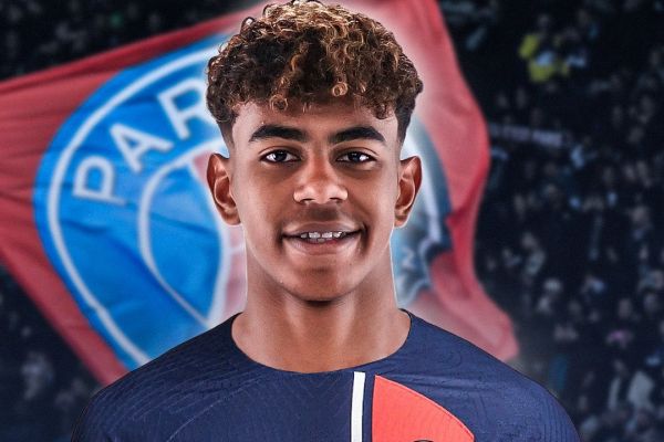 لامین یامال و به تمسخر گرفتن طرحی که از او با لباس پاریسن ژرمن منتشر شده عکس