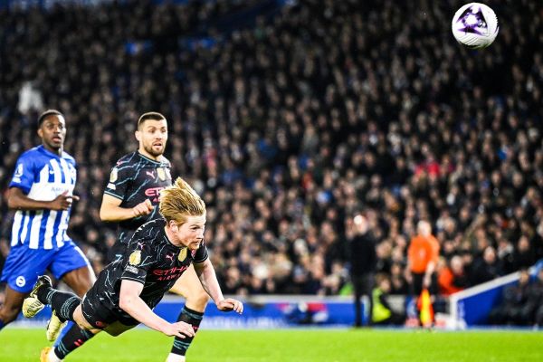 عکس؛ لحظهای که دی بروینه با ضربه سر شیرجهای گلزنی کرد