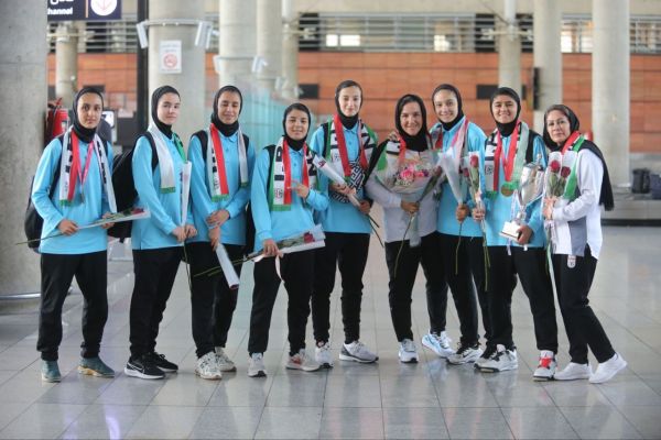 گزارش تصویری/ بازگشت تیم‌ملی دختران زیر ۱۸ سال پس از قهرمانی در تورنمنت کافا