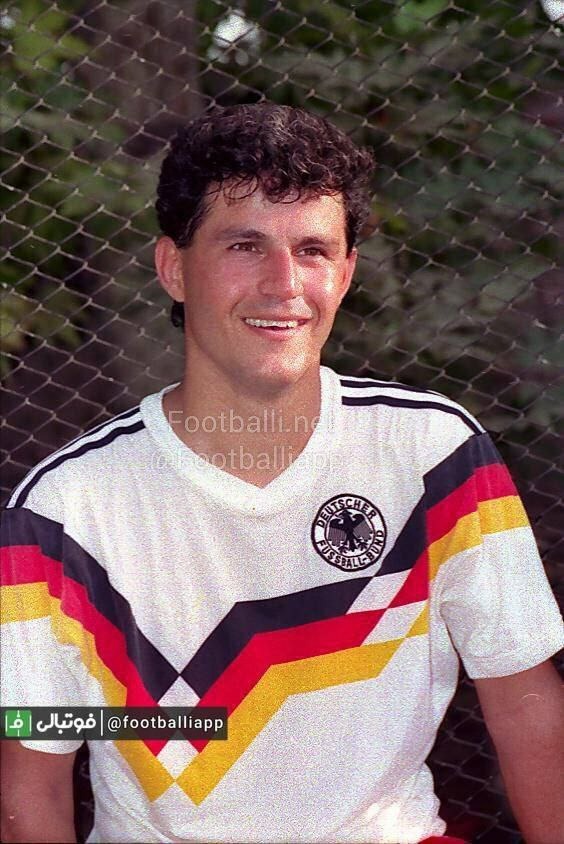  نوستالژی فوتبالی  فرشاد پیوس مهاجم اسبق پرسپولیس در دهه ۶۰ با پیراهن نوستالژیک و خاطره‌انگیز تیم ملی فوتبال آلمان در دو جام جهانی ۱۹۸۶ مکزیک و ۱۹۹۰ ایتالیا در استودیو موندیال