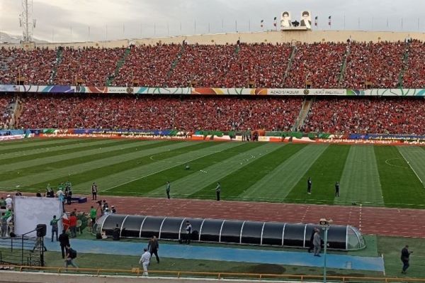  حواشی بازی پرسپولیس - سپاهان  شعارهای تند هواداران دو تیم علیه یکدیگر