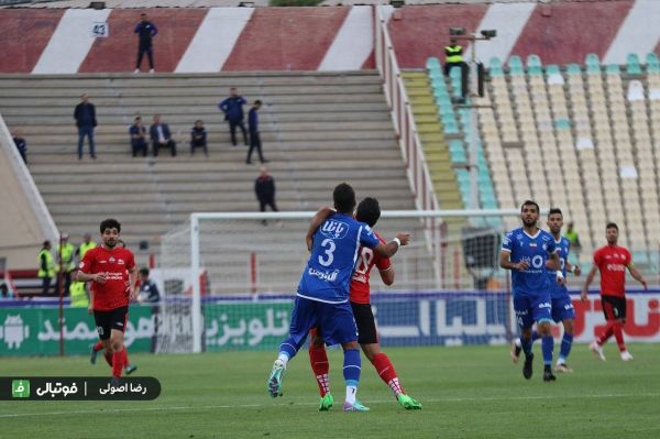  حواشی بازی تراکتور - استقلال  پرتاب اشیا بین هواداران  طعنه تراکتوری‌ها به ارسلان