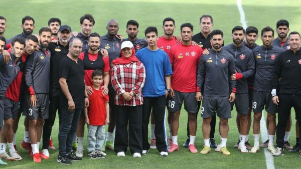 گزارش ویژه از مهمان ویژه تمرین قرمزها؛ بانوی پرسپولیسی به ورزشگاه کاظمی رفت