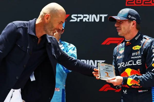 عکس؛ تجلیل از ستاره فرمول یک توسط زیدان