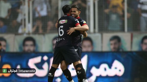 نساجی یک - پرسپولیس دو شیرینترین دبل اورونوف با یک یار کمتر نساجی، پرسپولیس را در کورس نگه داشت