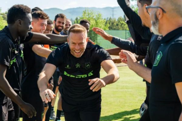 برادر شوهرِ سلبریتی معروف در سن 45 سالگی در لیگ پرتغال بازی کرد