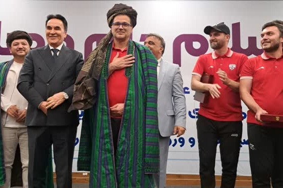 لباس محلی بر تن سرمربی ایرانی تیم ملی افغانستان عکس