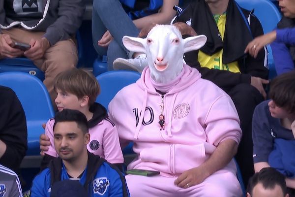 عکس؛ هوادار اینترمیامی که با ماسک بز به ورزشگاه رفته بود