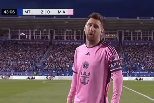 عکس؛ لحظهای که مسی رو به دوربین اعتراض کرد