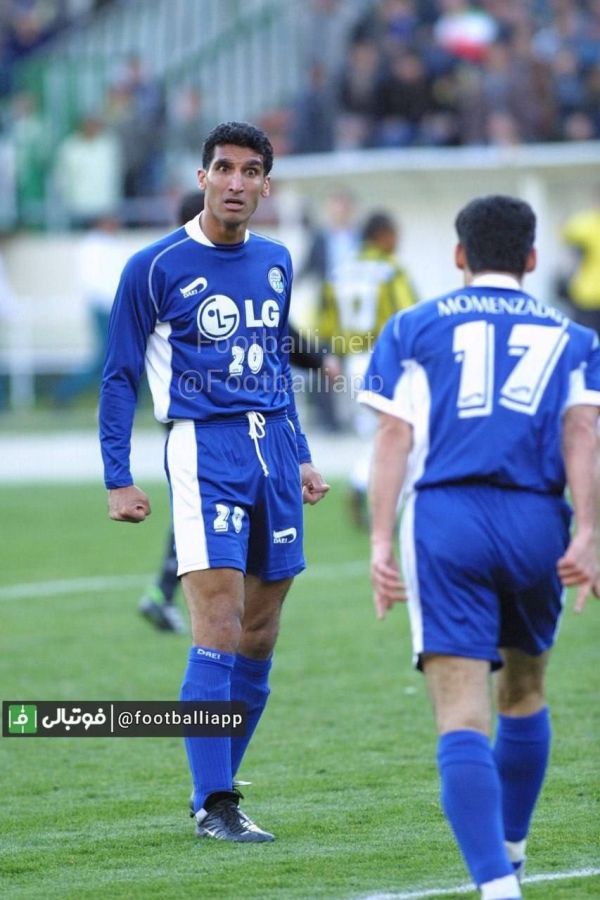  نوستالژی فوتبالی  مهدی هاشمی‌نسب و احمد مؤمن‌زاده در قابی از بازی خاطره‌انگیز استقلال الاتحاد در سال ۸۰