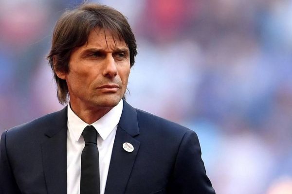 آنتونیو کونته نزدیک به نیمکت ناپولی و دور از نیمکت میلان