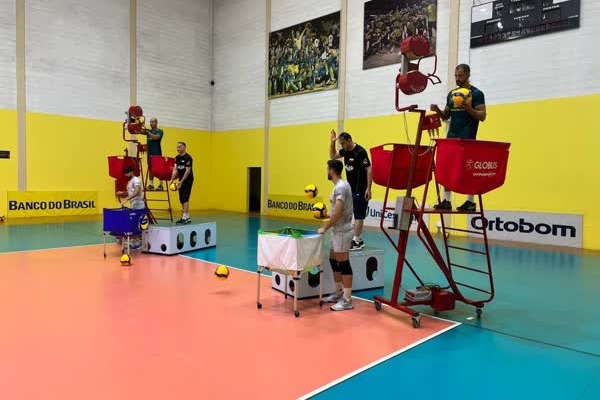 گزارش تمرین تیم ملی والیبال حساسیت پائز روی دریافت اول تمرین بازیکنان با دستگاه سرویسزنی