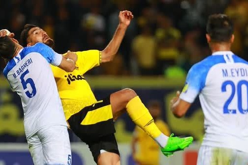 حاشیه دیدار سپاهان - ملوان عذرخواهی بازیکن ملوان از هواداران سپاهان و ژست خاص تارتار کنار زمین