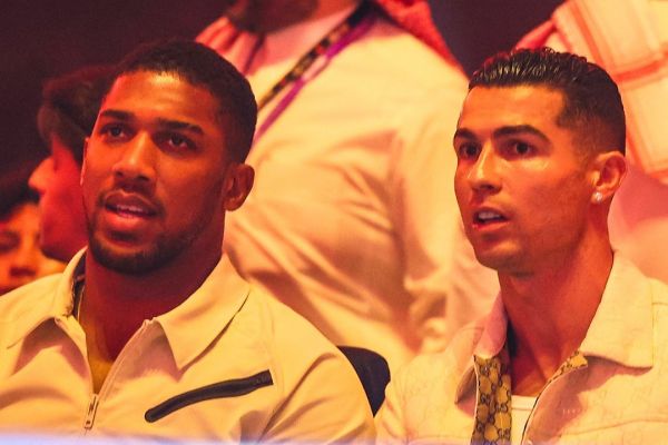  عکس؛ خوش و بش رونالدو و نیمار پیش از مسابقه بوکس