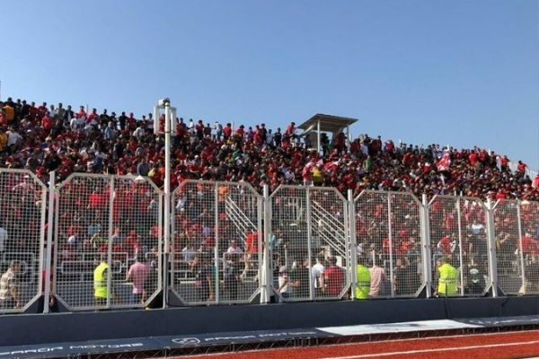  درگیری لفظی هواداران استقلال و نساجی در سکوهای شهید وطنی