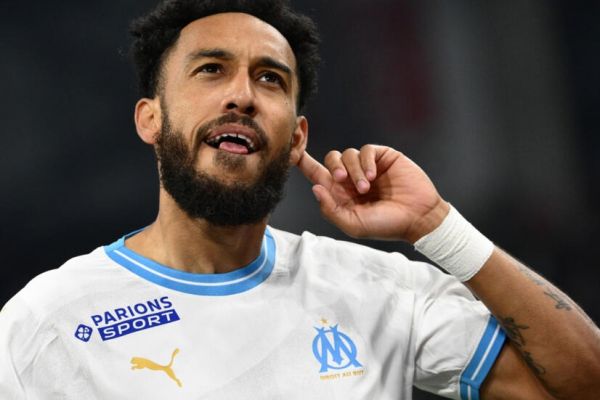  الشباب در صدد جذب مهاجم سابق بارسلونا و آرسنال