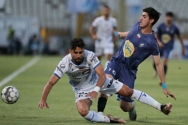  حاشیه بازی پیکان و استقلال  سلفی مربیان در سکوت و شعار ویژه آبی‌ها برای خودروسازان