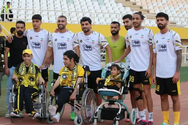  حاشیه دیدار سپاهان - شمس‌آذر  عکس یادگاری سپاهانی‌ها با هواداران توان‌یاب