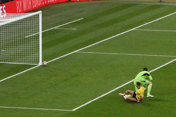  عکس؛ لحظه‌ای که مهاجم دورتموند تیرک دروازه رئال مادرید را به لرزه درآورد