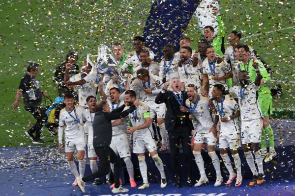  عکس؛ لحظه‌ای که رئال مادرید جام قهرمانی لیگ قهرمانان اروپا را بالای سر برد