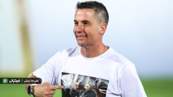 اوسمار در کنار علی دایی قرار گرفت