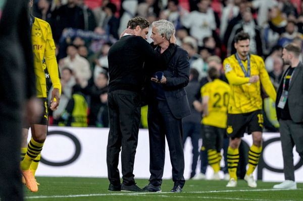  مورینیو و در آغوش کشیدن سرمربی دورتموند پس از فینال لیگ قهرمانان اروپا