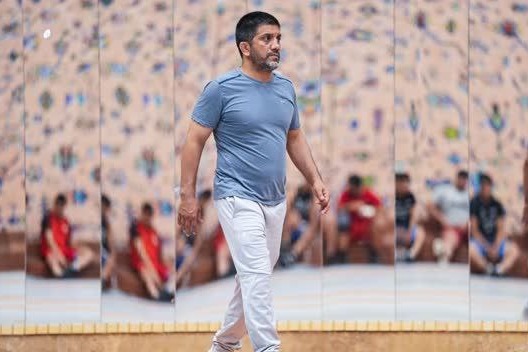 کمک دبیر به کادر فنی کشتی آزاد در غیاب محسن کاوه