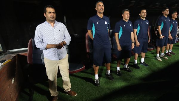 بخش اول گفت و گوی مفصل و جنجالی فوتبالی با علی سامره سرپرست سابق استقلال جواد نکونام سه جام از دست داده و شایستگی نشستن روی نیمکت استقلال را ندارد غرور، خودبینی و لج بازی، قهرمانی را از استقلال گرفت