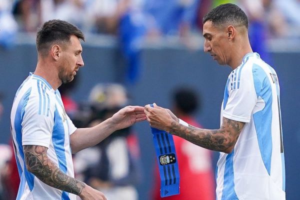  عکس؛ لحظه‌ای که دی ماریا بازوبند کاپیتانی را به مسی داد