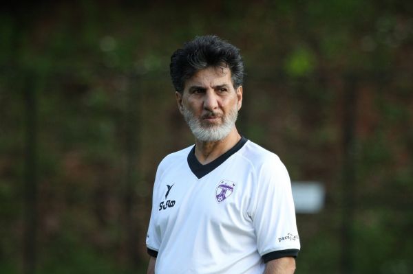  حمله شاهرخ بیانی به جواد نکونام  به مربی ترسو  و تیم ترسویش جام نمی‌دهند  اینکه می‌گفتند از استقلال نباید توقع قهرمانی داشته باشید، درست نبود