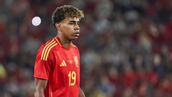 مهاجم بارسلونا در کلاس چهارم متوسطه هستم و باید در حین یورو، مشقهایم را بنویسم