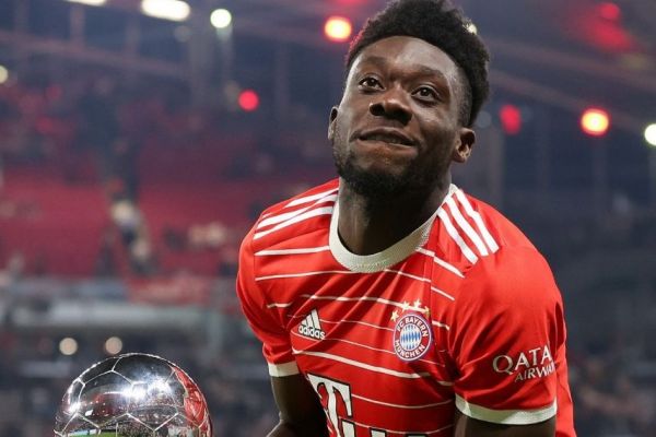 آلفونسو دیویس همچنان مردد بین رئال مادرید و بایرن مونیخ