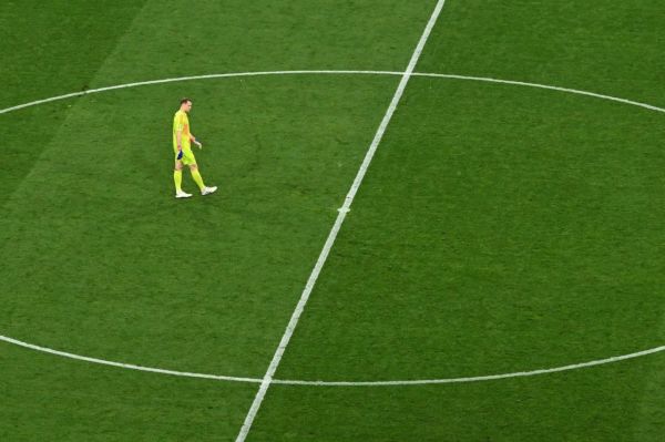 تصویر جالب از نویر در دیدار آلمان و اسکاتلند؛ قدم زدن در میانه زمین بدون دردسر حمله حریف