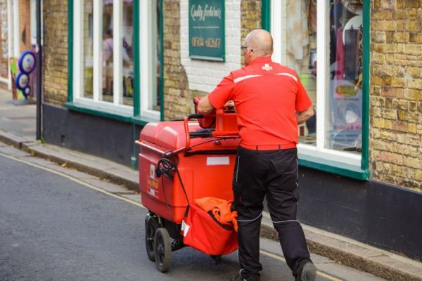  روش جالب اداره پست انگلیس برای جلوگیری از درگیری خیابانی در جریان یورو ۲۰۲۴