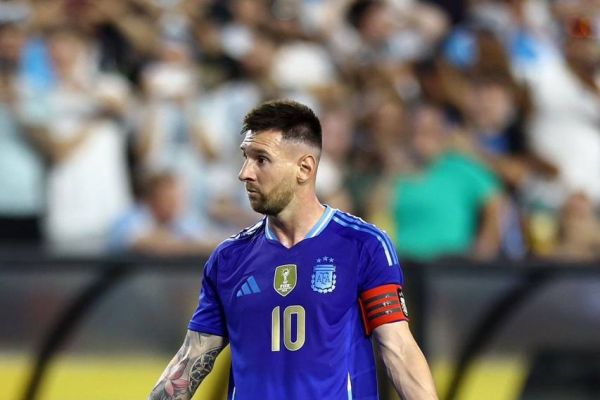 دبل مسی پیش از شروع رقابتهای کوپا آمهریکا