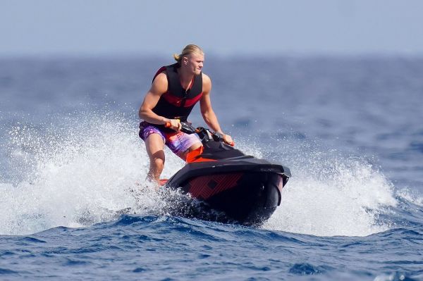 عکس؛ هالند در تعطیلات در قایق تفریحی و سوار بر جت اسکی