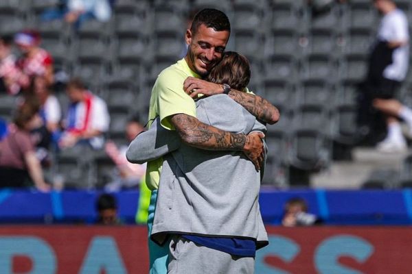  عکس؛ مودریچ و خوسلو در آغوش هم پیش از بازی اسپانیا - کرواسی