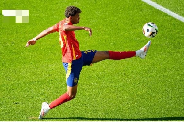 عکس؛ حرکت لامین یامال مشابه با لوگوی بوندسلیگا