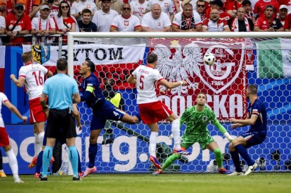 عکس؛ مهاجم لهستان که روی سر فن دایک توانست گلزنی کند