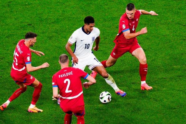  عکس؛ بلینگام در محاصره سه بازیکن صربستانی