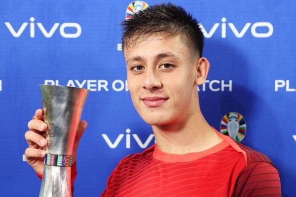 ستاره ترکیهای رئال مادرید به همراه جایزهاش پس از اولین بازی در یورو