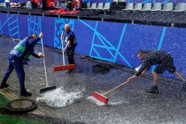  عکس؛ تخلیه آب از ورزشگاه خانگی دورتموند با جارو دستی