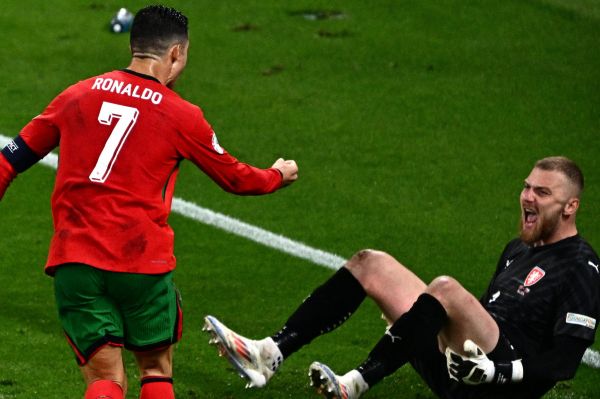  لحظه‌ای که رونالدو رو به دروازه‌بان جمهوری چک خوشحالی کرد